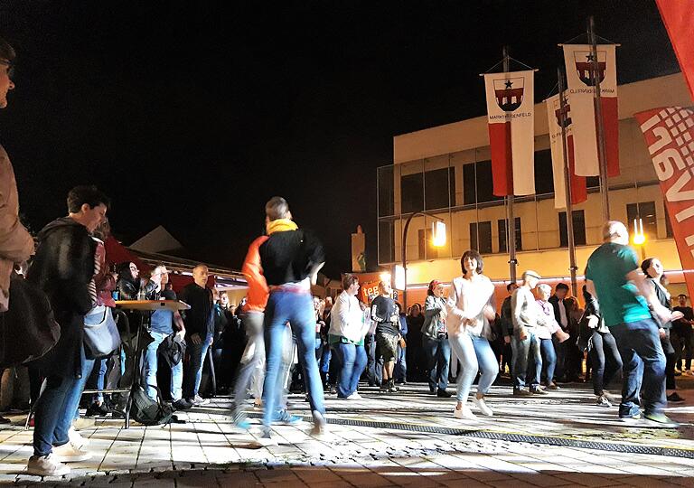 Bis spät in die Nacht heizte die Partyband "livin‘ 4 the moment" auf der Bühne am Adenauerplatz dem Publikum ein. Bis spät in die Nacht heizte die Partyband "livin‘ 4 the moment" auf der Bühne am Adenauerplatz dem Publikum ein.