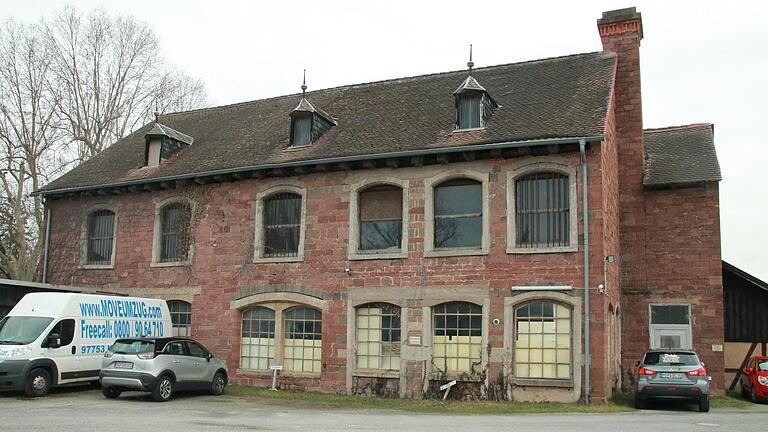 Auch dieses Buntsandsteingebäude gehört zum Hegewaldgelände in Karlstadt.