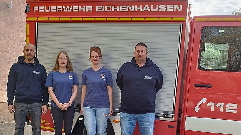 Die Gründer der Kinderfeuerwehr Eichenhausen: 1. Vorsitzender des Feuerwehrvereins Eichenhausen Julian Koob, die zukünftigen Betreuerinnen Leonie und Christin Koza und der 1. Kommandant der Freiwilligen Feuerwehr Eichenhausen Thorsten Hüllmantel.