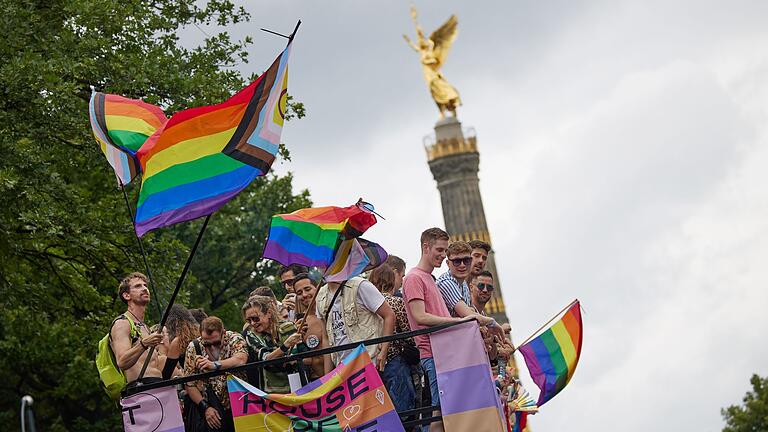 46. Berlin Pride Umzug zum Christopher Street Day       -  Die 75 Wagen und Dutzende Fußgruppen, die sich zu Lady Gagas &bdquo;Born this way&rdquo; in Bewegung gesetzt hatten, zogen bis zur Siegessäule.