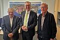 Bürgermeister Jürgen Götz (Mitte) dankte Werner Röhm (rechts) für seine 14-jährige Tätigkeit als Obmann der Veitshöchheimer Feldgeschworenen. Sein Nachfolger wird Karl Wolf.