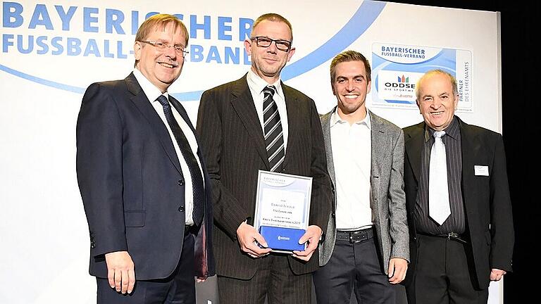 &bdquo;Mir war wichtig, das vorhandene Angebot für die Kinder zu erweitern. Das ist gelungen&ldquo;, sagt Danilo Eckold vom TSV Gerbrunn (Zweiter von links). Er wurde vom (von links) Präsidenten des Bayerischen Fußball-Verbands, Rainer Koch, dem ehemaligen Fußball-Nationalspieler, Philipp Lahm, und dem Ehrenamtsbeauftragten des Kreises Würzburg für sein Engagement gewürdigt.