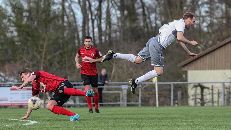 Der Geesdorfer Flug in Richtung Bayernliga hält an. Mit 2:0 bezwangen Simon Weiglein (rechts) und Co. die DJK Schwebenried/Schwemmelsbach (links Yannick Deibl ). Der Geesdorfer Flug in Richtung Bayernliga hält an. Mit 2:0 bezwangen Simon Weiglein (rechts) und Co. die DJK Schwebenried/Schwemmelsbach (links Yannick Deibl ).