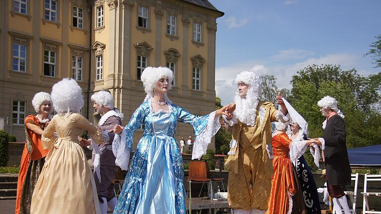 Tänzer aus der Zeit des Barock lassen das 17. Jahrhundert lebendig werden.