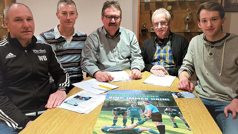 So ging es im Januar 2019 los: Im Grafenrheinfelder Sportheim besiegelten (von links) Werner Binder (Fußball-Jugendleiter TSV Grafenrheinfeld), Christian Schleyer (U-13-Trainer TSV Grafenrheinfeld, Heinrich Keller (Gruppen-Schiedsrichterobmann), Armin Wagner (Vorsitzender TSV Grafenrheinfeld) und David Kern (Gruppen-Schiedsrichterlehrwart) den Start der Schweinfurter 'Super-Gruppe'.