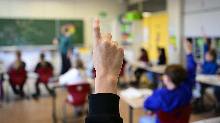 Bayerns Grundschüler sollen künftig mehr Unterricht in Deutsch und Mathematik bekommen. Unser Autor hofft, dass auch für individuelle Förderung genug Zeit und Personal bleibt.