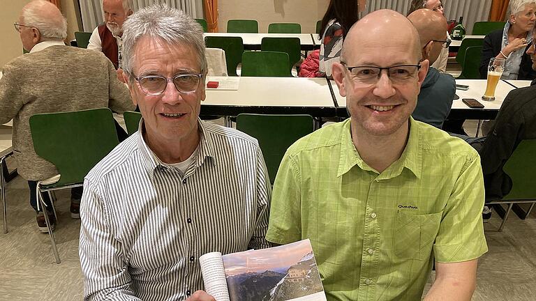 Früherer Hüttenwart Erich Lehenbauer und der neue Hüttenwart Rainer Völkel mit Hüttenbericht 2024 im Sektionsheft „DAV-Aktuell“. - Früherer Hüttenwart Erich Lehenbauer und der neue Hüttenwart Rainer Völkel mit Hüttenbericht 2024 im Sektionsheft „DAV-Aktuell“. Früherer Hüttenwart Erich Lehenbauer und der neue Hüttenwart Rainer Völkel mit Hüttenbericht 2024 im Sektionsheft „DAV-Aktuell“. - Früherer Hüttenwart Erich Lehenbauer und der neue Hüttenwart Rainer Völkel mit Hüttenbericht 2024 im Sektionsheft „DAV-Aktuell“.