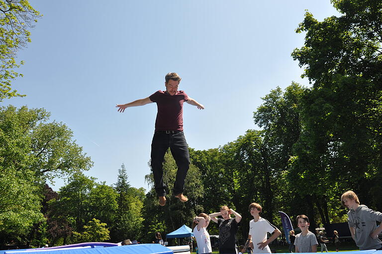Hoch hinaus ging es für Reporter Aaron Niemeyer beim Trampolin-Springen. Hoch hinaus ging es für Reporter Aaron Niemeyer beim Trampolin-Springen.