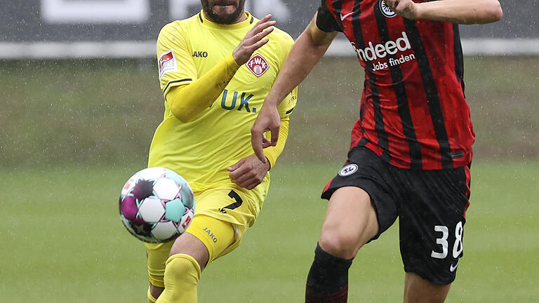 Kickers-Neuzugang Mitja Lotric (links) im Zweikampf mit Frankfurts Yannick Brugger.