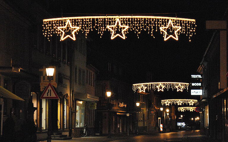 Die Innenstadt von Bad Königshofens ist wieder weihnachtlich beleuchtet. Die Innenstadt von Bad Königshofens ist wieder weihnachtlich beleuchtet.