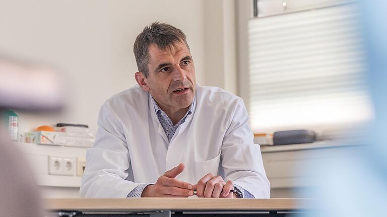 Orthopäde Dr. Lothar Seefried versorgt am Würzburger König-Ludwig-Haus Patienten aus ganz Deutschland, die seltene Knochenkrankheiten haben. Doch zum Jahresende wurde ihm ein Auflösungsvertrag vorgelegt. Orthopäde Dr. Lothar Seefried versorgt am Würzburger König-Ludwig-Haus Patienten aus ganz Deutschland, die seltene Knochenkrankheiten haben. Doch zum Jahresende wurde ihm ein Auflösungsvertrag vorgelegt.