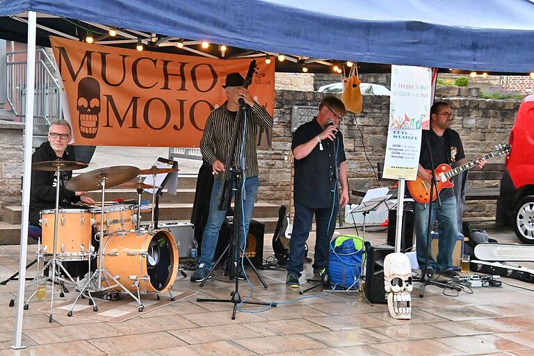 Als der Regen nachließ, spielten Mucho Mojo auf dem Marktplatz so richtig auf und die Menschen tanzten bis in die Nacht hinein. Als der Regen nachließ, spielten Mucho Mojo auf dem Marktplatz so richtig auf und die Menschen tanzten bis in die Nacht hinein.
