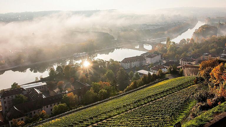 In früher Morgenstunde lässt sich von den Weinbergen unterhalb der Festung aus ein ganz besonders schöner Blick auf die Stadt erleben. In früher Morgenstunde lässt sich von den Weinbergen unterhalb der Festung aus ein ganz besonders schöner Blick auf die Stadt erleben. 