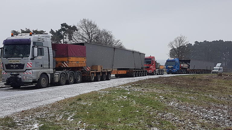 33,5 und 34 Meter lang sind die beiden Schwertransporte mit den letzten Brückenteilen für die neue Mainbrücke in Gemünden. Mit vorgespannter zweiter Zugmaschine erreicht der größere sogar 44 Meter Länge. 33,5 und 34 Meter lang sind die beiden Schwertransporte mit den letzten Brückenteilen für die neue Mainbrücke in Gemünden. Mit vorgespannter zweiter Zugmaschine erreicht der größere sogar 44 Meter Länge.