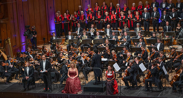 Selten ist die Bühne im Max-Littmann-Saal so voll wie bei dieser Kissinger-Sommer-Eröffnung. Vorne von links: Daniel Schmutzhard, Thomas Blondelle, Annette Dasch und Christine Neubauer. Selten ist die Bühne im Max-Littmann-Saal so voll wie bei dieser Kissinger-Sommer-Eröffnung. Vorne von links: Daniel Schmutzhard, Thomas Blondelle, Annette Dasch und Christine Neubauer.