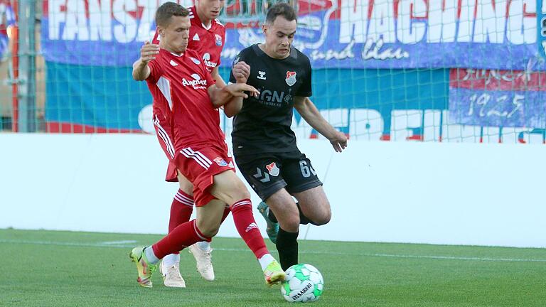 Sebastian Maier (vorne links) war mit seinen Freistoßtoren der entscheidende Spieler beim 2:1-Sieg seiner SpVgg Unterhaching gegen den TSV Aubstadt um Marcel Volkmuth (rechts). Sebastian Maier (vorne links) war mit seinen Freistoßtoren der entscheidende Spieler beim 2:1-Sieg seiner SpVgg Unterhaching gegen den TSV Aubstadt um Marcel Volkmuth (rechts).