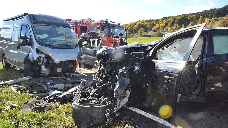 Frontal prallte das mit fünf Personen besetzte Auto auf den aus Richtung Oberweißenbrunn kommenden Transporter.