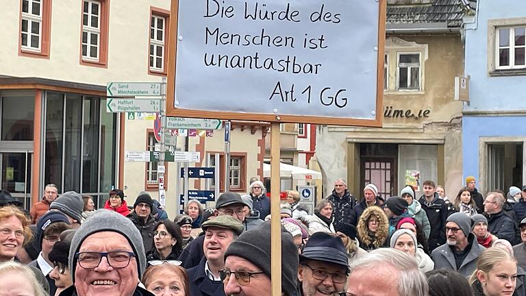 Auf dem Marktplatz in Gerolzhofen kamen Anfang Februar gut 600 Menschen zu einer Kundgebung unter dem Motto 'Nie wieder ist jetzt! Gemeinsam gegen Rechtsextremismus'. Am 17. Februar gibt es eine solche Kundgebung auch in Gochsheim.