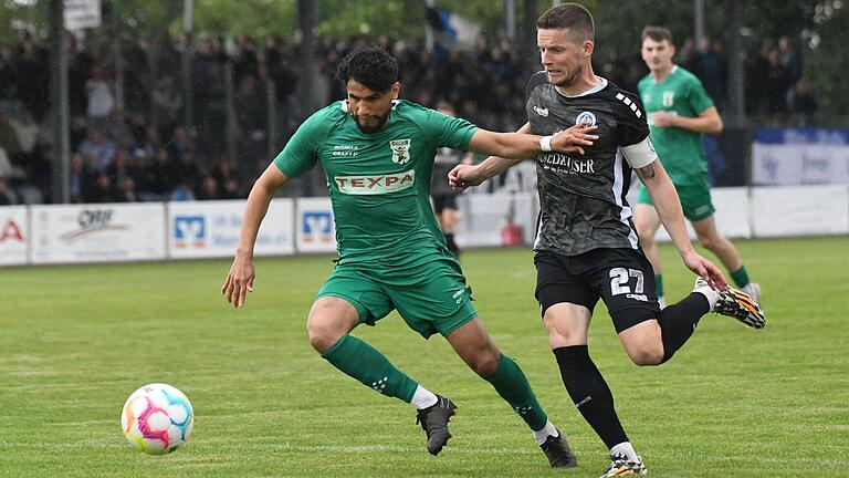 Unentschieden wie dieses Duell zwischen Osama Alawami (links) vom TSV Großbardorf und Dennie Michel (rechts) vom Würzburger FV endete auch das Spiel ihrer Mannschaften.