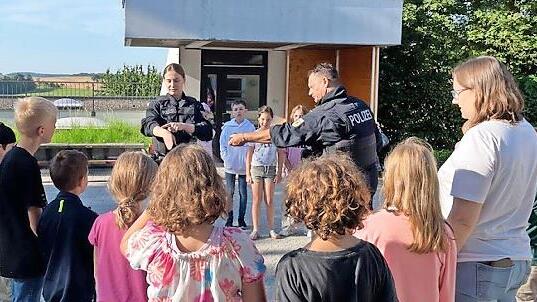 Zwei Beamte der Bundespolizei führten den Kindern vor, wie sie sich verteidigen können.       -  Zwei Beamte der Bundespolizei führten den Kindern vor, wie sie sich verteidigen können.