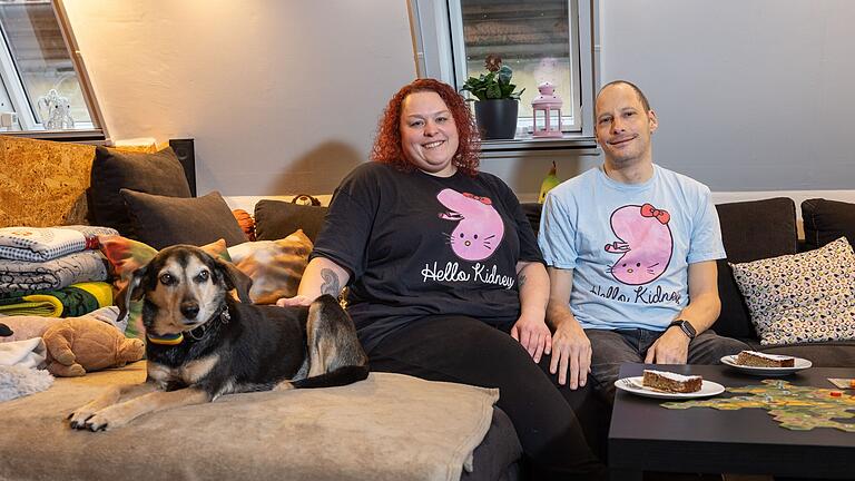 Christine und Felix Wich im Partnerlook. Die T-Shirts mit der Aufschrift 'Hello Kidney' ('Hallo Niere') kaufte Christine nach der Transplantation. Christine und Felix Wich im Partnerlook. Die T-Shirts mit der Aufschrift 'Hello Kidney' ('Hallo Niere') kaufte Christine nach der Transplantation. 