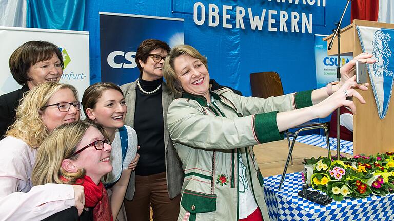 Kluge Frauen bauen vor für das Werbematerial, das bei der Kommunalwahl 2020 gebraucht werden wird: Anja Weisgerber (rechts) inszenierte in Oberwerrn eine spontane Fotoaktion mit Ministerin Judith Gerlach (Mitte). Mit dabei (von links) die CSU-Kreisrätinnen Christine Bender, Gabriele Jakob, Beate Glotzmann und Edeltraud Baumgartl.