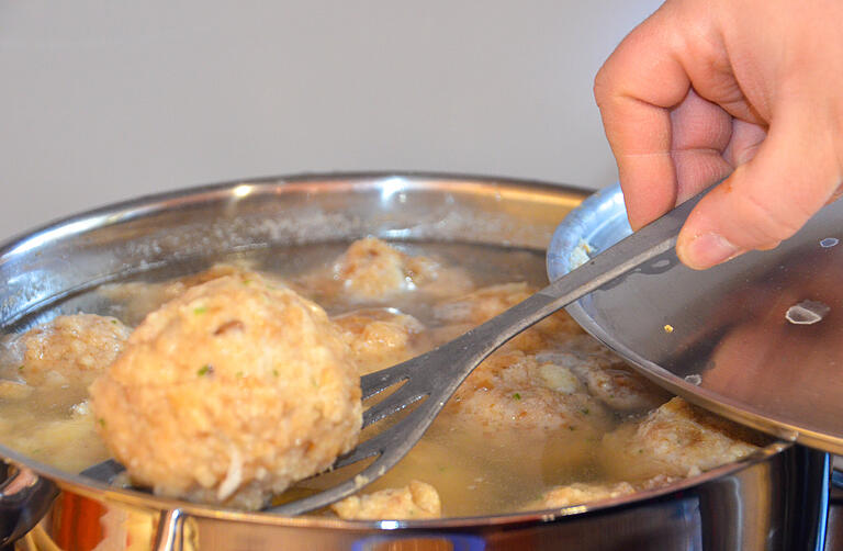 Bei der Vorstellung des Kochbuchs bereiteten die Kinder des Zeilitzheimer Kindergartens mit Köchin Bianca Behr Semmelknödel zu. Wichtig ist, die Knödel im Salzwasser nur ziehen, nicht kochen zu lassen.