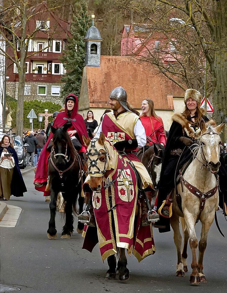 In der Deutschordensstadt dürfen natürlich auch Ritter im Pferdemarkt-Bild nicht fehlen