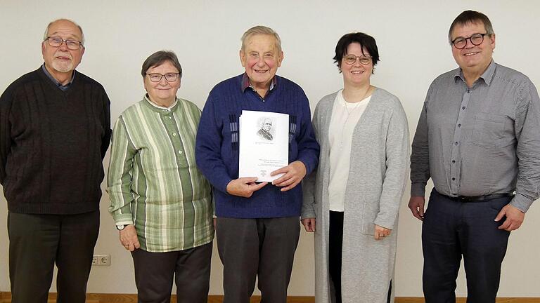 Der KAB-Personalrätekreis ehrte Ruhestandspfarrer und Ehrenpräses Arnold Seipel (Mitte) für seine 70-jährige Treue als KAB-Mitglied (von links): Die Vorstände Klaus Rieth und Rita Metzer, Kassiererin Katrin Engelhardt und Diözesanpräses Peter Hartlaub. Der KAB-Personalrätekreis ehrte Ruhestandspfarrer und Ehrenpräses Arnold Seipel (Mitte) für seine 70-jährige Treue als KAB-Mitglied (von links): Die Vorstände Klaus Rieth und Rita Metzer, Kassiererin Katrin Engelhardt und Diözesanpräses Peter Hartlaub.