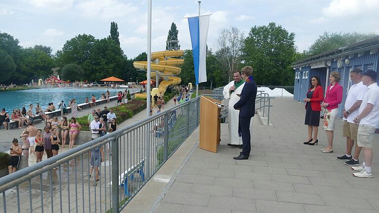 Die Badegäste konnten am Beckenrand kaum erwarten, dass (von links) Diakon Jörg Kornacker, Religionspädagoge Philipp Fiedler, Landtagsabgeordnete Barbara Becker, Bundestagsabgeordnete Anja Weisgerber, der Leiter der Stadtbetriebe Olivier Rombach und OB Stefan Güntner die Einweihung vollzogen hatten.