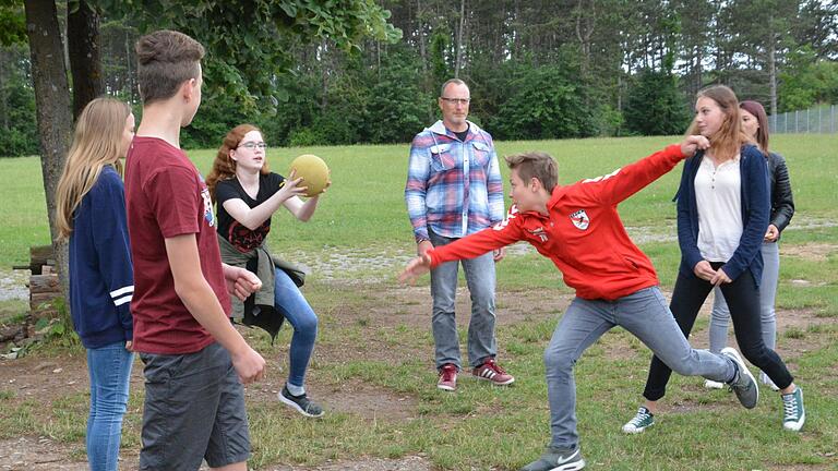 Bei der Abschlussveranstaltung des 14. Präventions-Wettbewerbs 'L.U.T.SCH.' hatten die teilnehmenden achten Klassen in der Pause viel Spaß. Björn Hein       -  Bei der Abschlussveranstaltung des 14. Präventions-Wettbewerbs 'L.U.T.SCH.' hatten die teilnehmenden achten Klassen in der Pause viel Spaß. Björn Hein