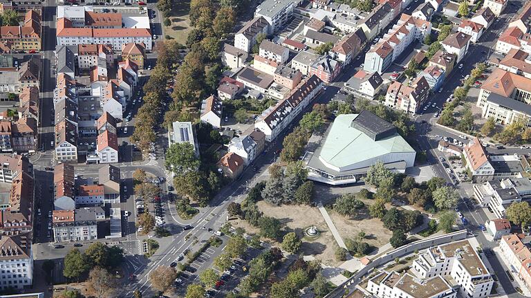 Luftbild des Theaters in Schweinfurt mit seinem markanten Kupferdach. Luftbild des Theaters in Schweinfurt mit seinem markanten Kupferdach.