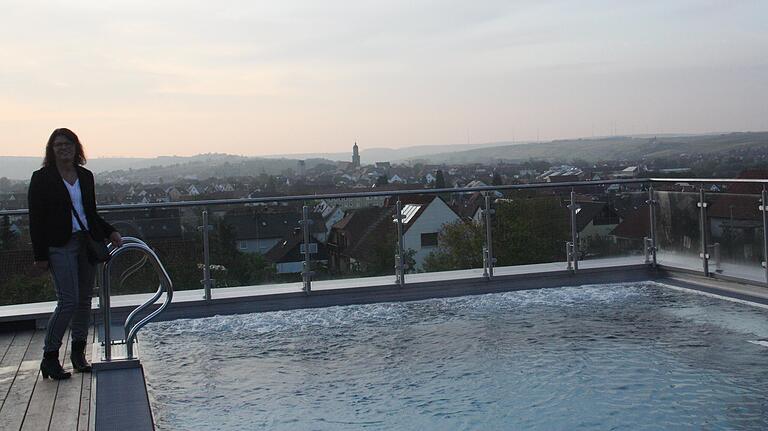 Der vielleicht schönste Ort im neuen Hotel: der Außenpool auf dem Dach mit Panoramablick auf Volkach und die Mainschleife.