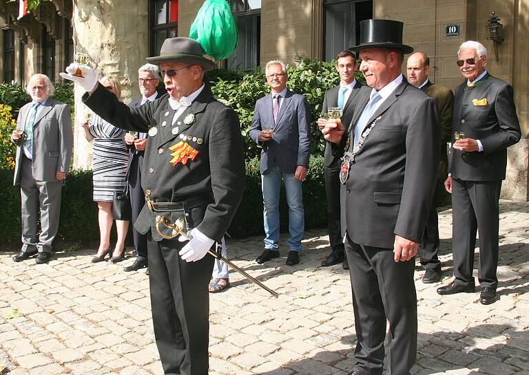 Schützenauszug im Herbst 2018 vor dem Markt Einersheimer Schloss: Hausherr Nikolaus Knauf (rechts im Hintergrund) hat sich unters Volk gemischt.