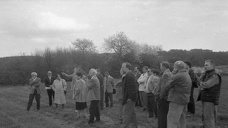 Vor 25 Jahren besichtigte der Stadtrat die Stellen, an denen die Lauertalbrücke und die Parkplätze mit der Straßenmeisterei entstehen sollten. Foto: Archiv/Paul Ziegler       -  Vor 25 Jahren besichtigte der Stadtrat die Stellen, an denen die Lauertalbrücke und die Parkplätze mit der Straßenmeisterei entstehen sollten. Foto: Archiv/Paul Ziegler