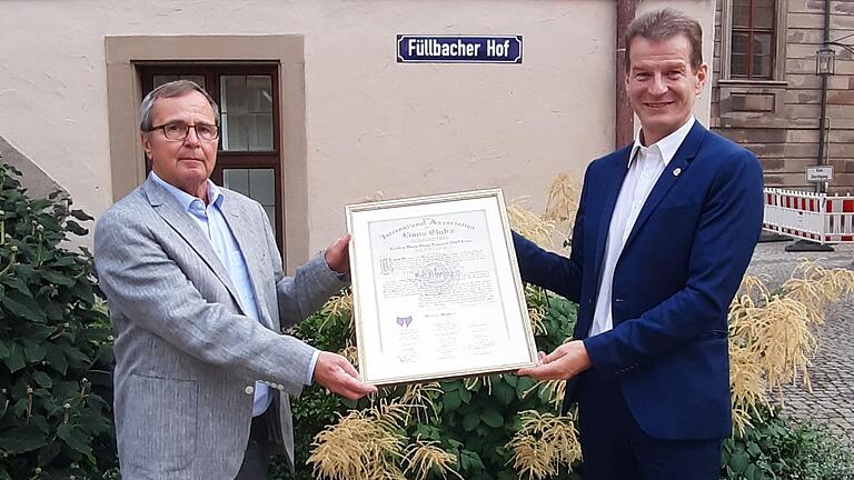 Rolf  Venbrocks (links) übergibt die Gründungsurkunde des Lions Club Bad Kissingen an Michael Rendl:  Das historische Dokument aus dem Jahr 1961 wird jeweils vom amtierenden Präsidenten verwahrt. Foto:  Lars Streiberger       -  Rolf  Venbrocks (links) übergibt die Gründungsurkunde des Lions Club Bad Kissingen an Michael Rendl:  Das historische Dokument aus dem Jahr 1961 wird jeweils vom amtierenden Präsidenten verwahrt. Foto:  Lars Streiberger