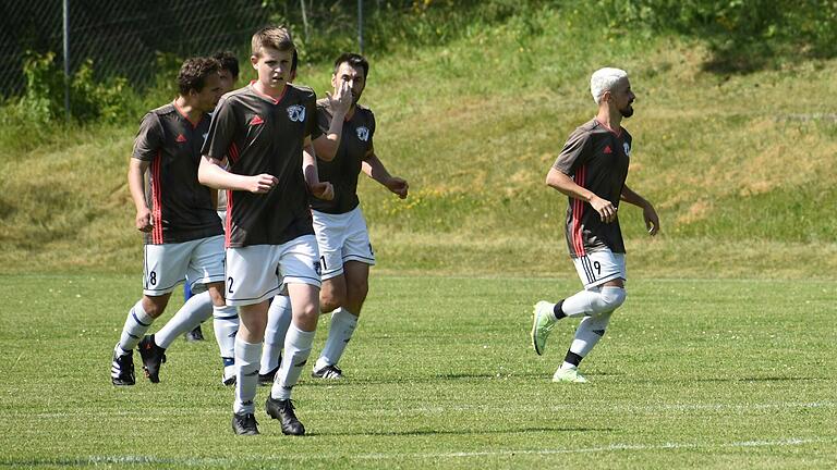 Die Spieler der SG Burgwallbach/Leutershausen (hier auf einem Archivbild aus dem Mai 2023) hatten in dieser Saison bisher kaum Grund zum Jubeln. Am vergangenen Sonntag gelang nun im 15. Anlauf der erste Saisonsieg.