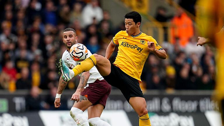 Wolverhampton Wanderers - Manchester City       -  Hwang Hee-Chan (r) von Wolverhampton Wanderers soll diskriminierend beleidigt worden sein.
