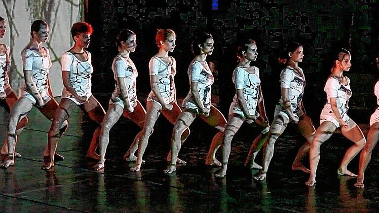 Tänzerisch strebt das Tanztheater aus Kuba „Danza Contemporánea de Cuba“ weniger nach Perfektion als nach emotionaler Verbindung. Tänzerisch strebt das Tanztheater aus Kuba „Danza Contemporánea de Cuba“ weniger nach Perfektion als nach emotionaler Verbindung.