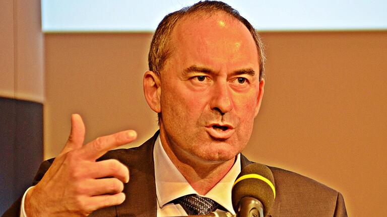 Hubert Aiwanger, der stellvertretende Ministerpräsident von Bayern, Staatsminister für Wirtschaft, Landesentwicklung und Energie, bei seinem Vortrag in Haßfurt. Hubert Aiwanger, der stellvertretende Ministerpräsident von Bayern, Staatsminister für Wirtschaft, Landesentwicklung und Energie, bei seinem Vortrag in Haßfurt.
