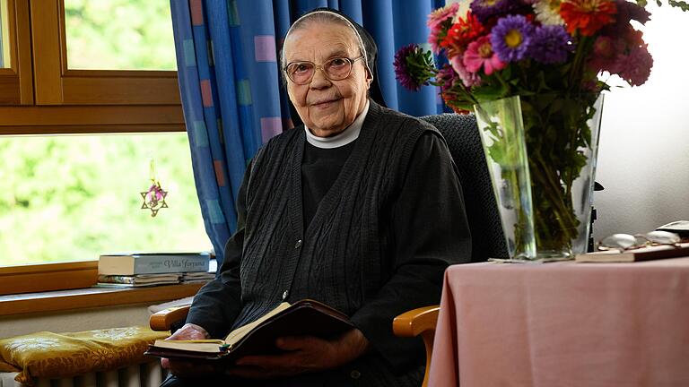 Eine Augenerkrankung erschwert Sr. Anna ihr geliebtes Hobby, doch das Gotteslob und Psalmen liest sie immer noch. Die Ordensfrau feiert am 24. Dezember ihren 100. Geburtstag. Eine Augenerkrankung erschwert Sr. Anna ihr geliebtes Hobby, doch das Gotteslob und Psalmen liest sie immer noch. Die Ordensfrau feiert am 24. Dezember ihren 100. Geburtstag.