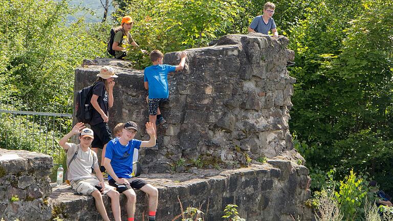 Die Erkundung der Ruine Bramberg ist eines der Highlights beim 50. Zeltlager von CVJM-Kreisverbindung Ebern und Evangelischer Jugend im Dekanat Rügheim für Jungs von neun bis 13 Jahren.