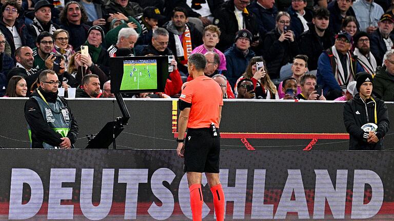 Deutschland - Niederlande       -  Fester Bestandteil von Fußball-Debatten: Der Videobeweis.