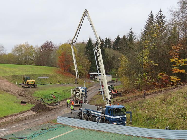 Die Betonierarbeiten sind beendet, der lange, krakenartige Schlaucharm der Betonpumpe wird wieder eingefahren. Die Betonierarbeiten sind beendet, der lange, krakenartige Schlaucharm der Betonpumpe wird wieder eingefahren.