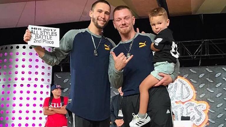 Vizeweltmeister: Die aus Lohr stammenden Dominik Blenk (links) und Markus Heldt mit Söhnchen Luan holten in Phoenix/Arizona den zweiten Platz bei den 2vs2 Allstyle Battles. Vizeweltmeister: Die aus Lohr stammenden Dominik Blenk (links) und Markus Heldt mit Söhnchen Luan holten in Phoenix/Arizona den zweiten Platz bei den 2vs2 Allstyle Battles.