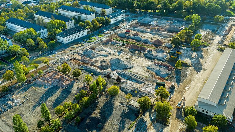 Luftbild der Ledward Kaserne aus dem September 2020: Rechts im Bild die Panzerhalle 237, die bei der Landesgartenschau 2026 Blumenhalle werden soll. Das Gelände mit den Schutthügeln wäre ebenfalls Teil der Landesgartenschau.