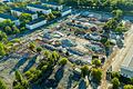 Luftbild der Ledward Kaserne aus dem September 2020: Rechts im Bild die Panzerhalle 237, die bei der Landesgartenschau 2026 Blumenhalle werden soll. Das Gelände mit den Schutthügeln wäre ebenfalls Teil der Landesgartenschau.