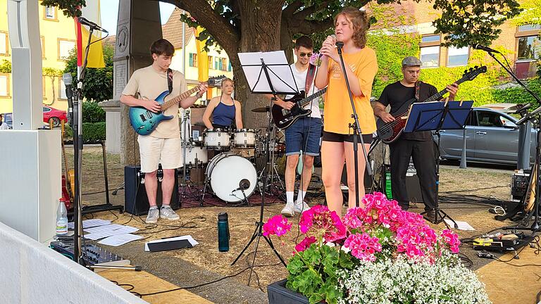 Die 'Schülerband der Musikschule Arnstein' mit Leiter Rehan Syed (Gitarre), Emil Freitag (Gitarre), Ruben Stahl (Bass), Arwen Stahl (Drums) und Selina Reith spielte Pop-Songs, Hits und Oldies.