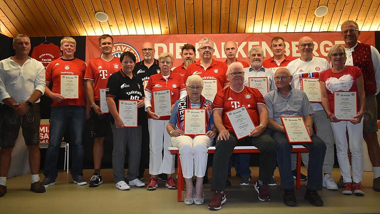 'Die Falkenberger' aus Donnersdorf ehrten die Gründungsmitglieder, die den FC-Bayern-Fanclub vor 25 Jahren gründeten. Mit im Bild ist Präsident Roland Heller (rechts). 'Die Falkenberger' aus Donnersdorf ehrten die Gründungsmitglieder, die den FC-Bayern-Fanclub vor 25 Jahren gründeten. Mit im Bild ist Präsident Roland Heller (rechts).