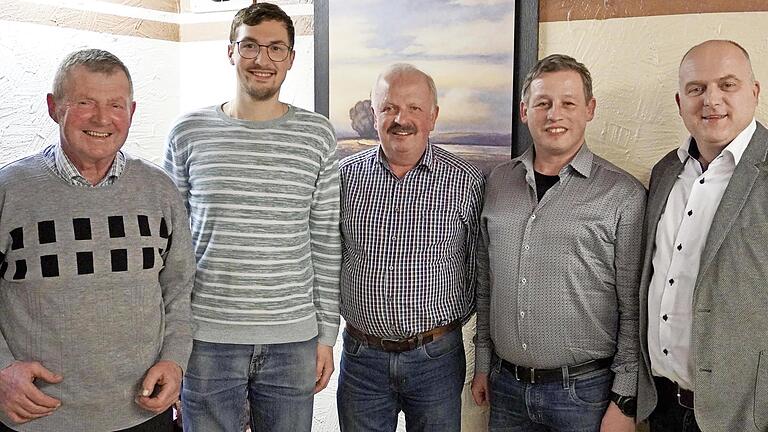 Bürgermeister Daniel Wehner (rechts) gratulierte dem neuen Vorstand der Jagdgenossen Wollbach: (von links) Jagdvorsteher Karl Schneider, Schriftführer Thomas Rottenberger, stellvertretender Vorsitzender Kurt Kirchner und Kassierer Michael Schneider.       -  Bürgermeister Daniel Wehner (rechts) gratulierte dem neuen Vorstand der Jagdgenossen Wollbach: (von links) Jagdvorsteher Karl Schneider, Schriftführer Thomas Rottenberger, stellvertretender Vorsitzender Kurt Kirchner und Kassierer Michael Schneider.